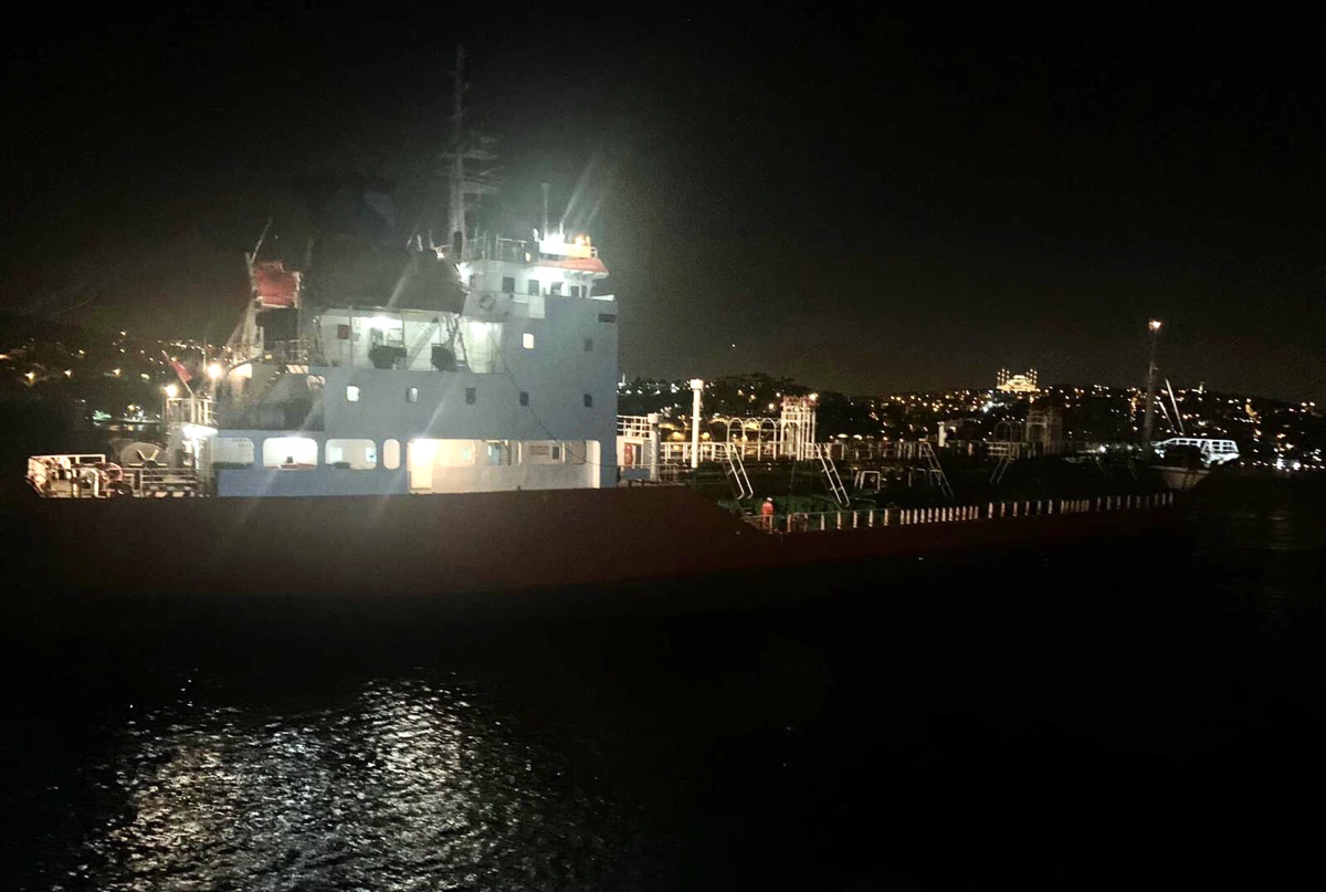 İstanbul Boğazı\'nda arızalanan boş petrol tankeri Ahırkapı\'ya demirletildi