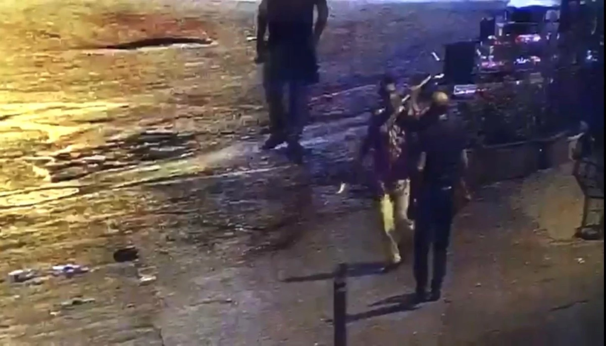 İstanbul\'da alkollü şahısların "kılıç kalkan oyunu" gibi bıçaklı kavgası kamerada