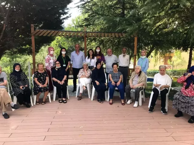 İzmit Belediyesi, alzheimer hastalarına aşure ikram etti İzmit Belediyesi, alzheimer hastalarına aşure ikram etti