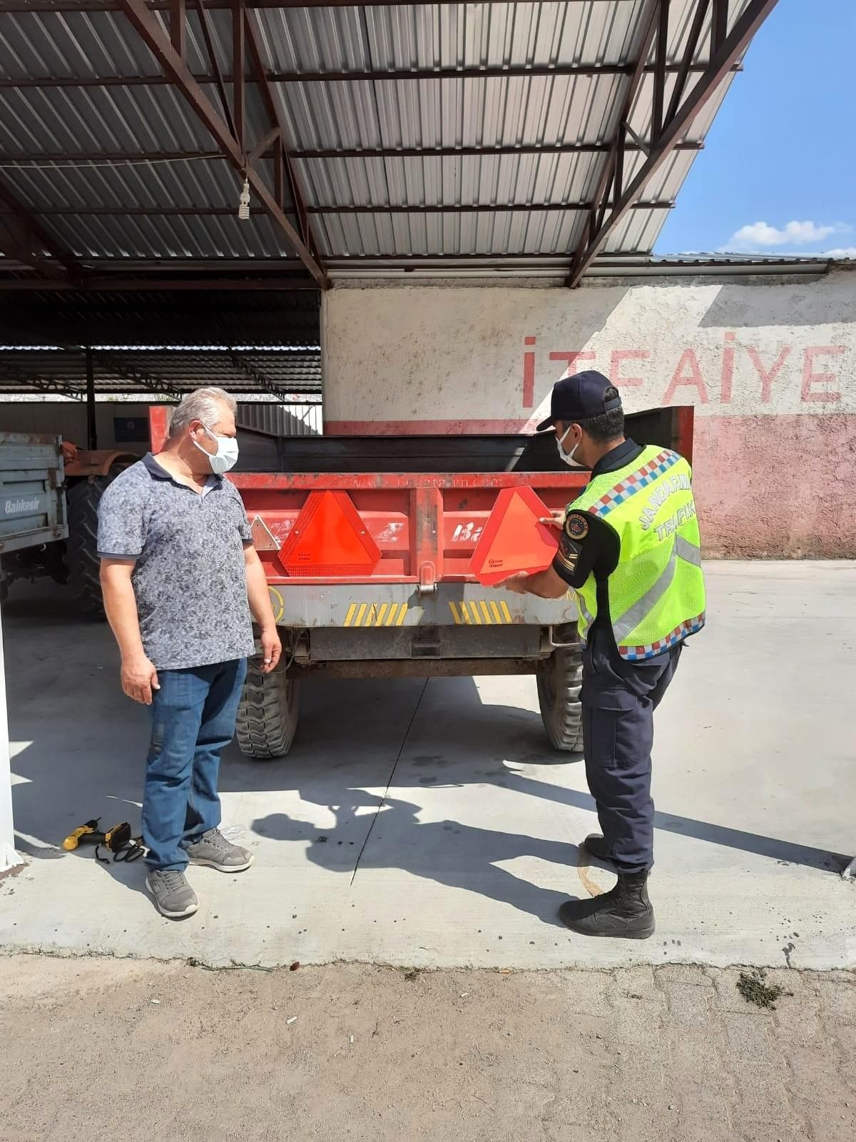 Jandarma reflektör dağıttı