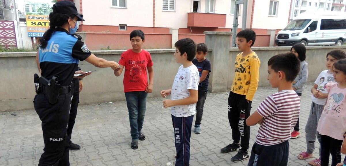 Son dakika haberleri: Kars\'ta polis çocukları bilgilendiriyor
