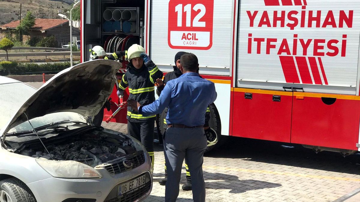 Kırıkkale\'de park halindeki otomobil alev aldı