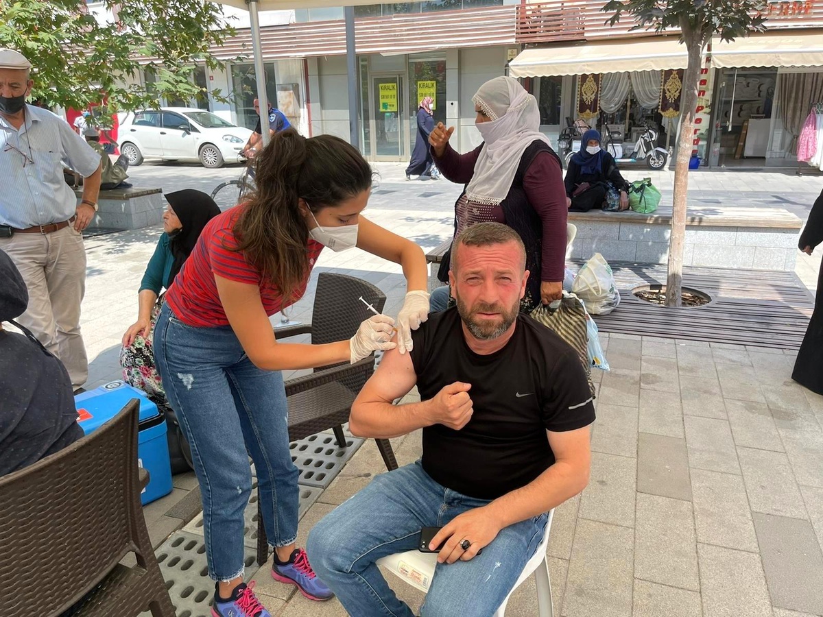 Kurulan aşı çadırlarına ilgi büyük