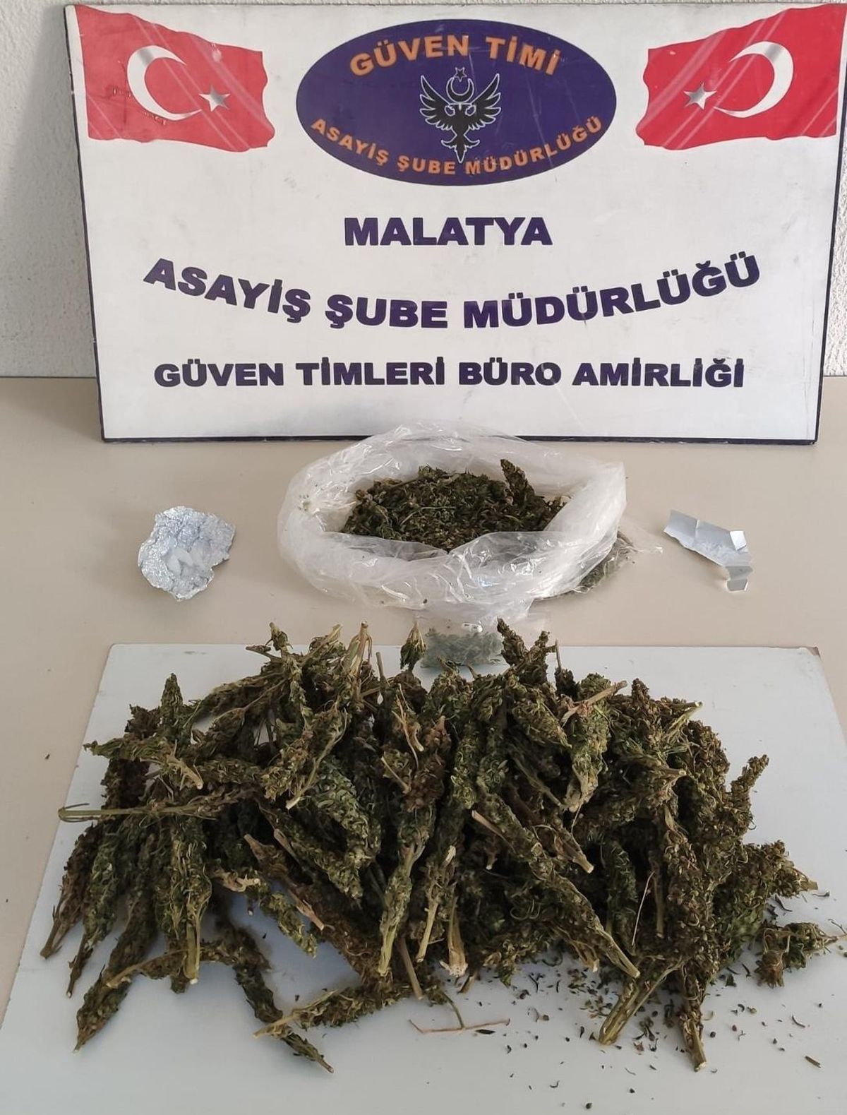 Malatya\'da otomobilde uyuşturucuyla yakalanan iki şüpheli gözaltına alındı
