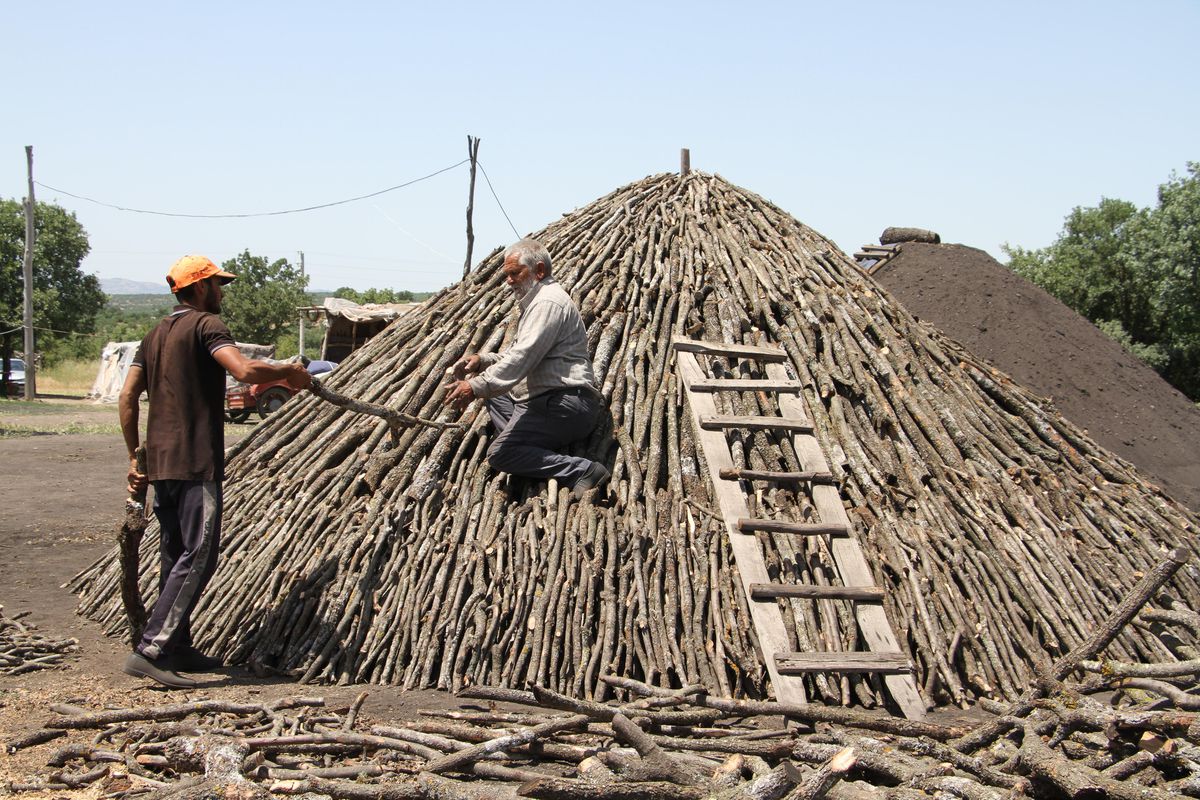 Mangal kömürü için bir ömrü çadırlarda geçiriyorlar