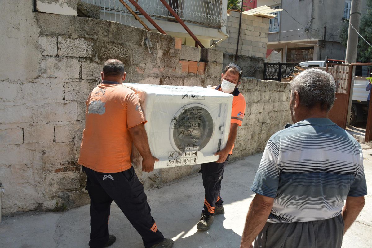 Mersin Büyükşehir Belediyesi evleri yangında zarar gören aileye beyaz eşya yardımı yaptı