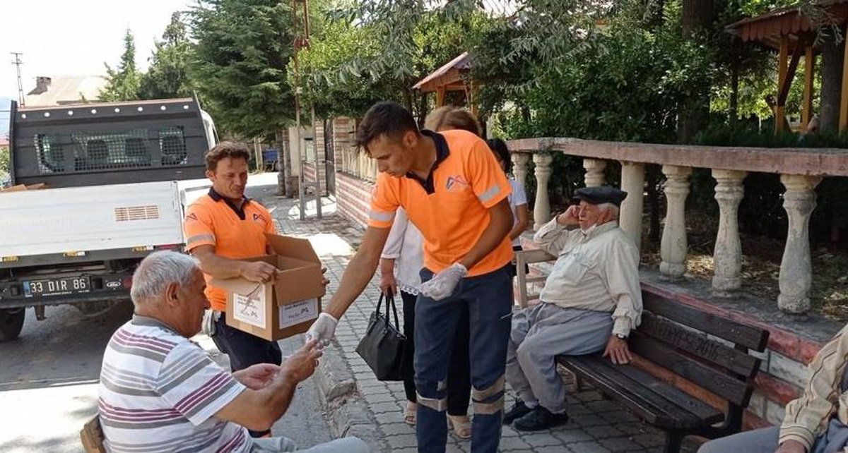 Mersin Büyükşehir Belediyesi, Tarsus ve Çamlıyayla\'da aşure dağıttı