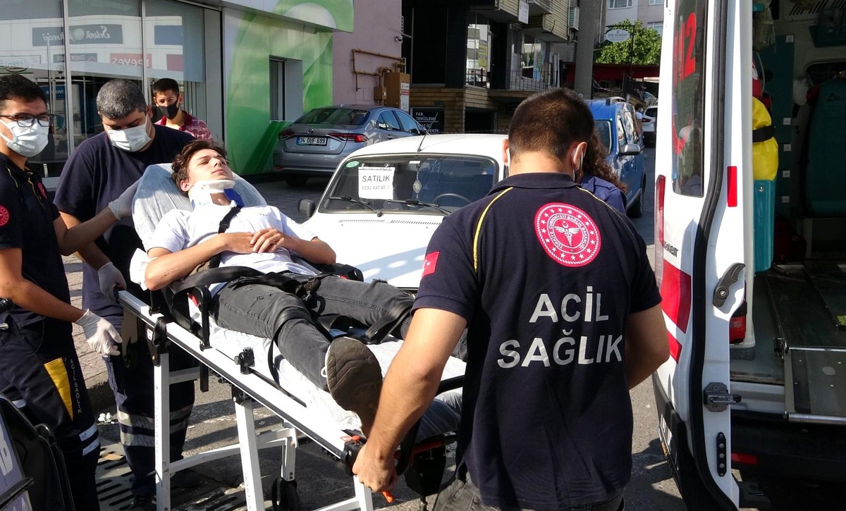 Moto kuryeye çarptı, olay yerinden uzaklaştı