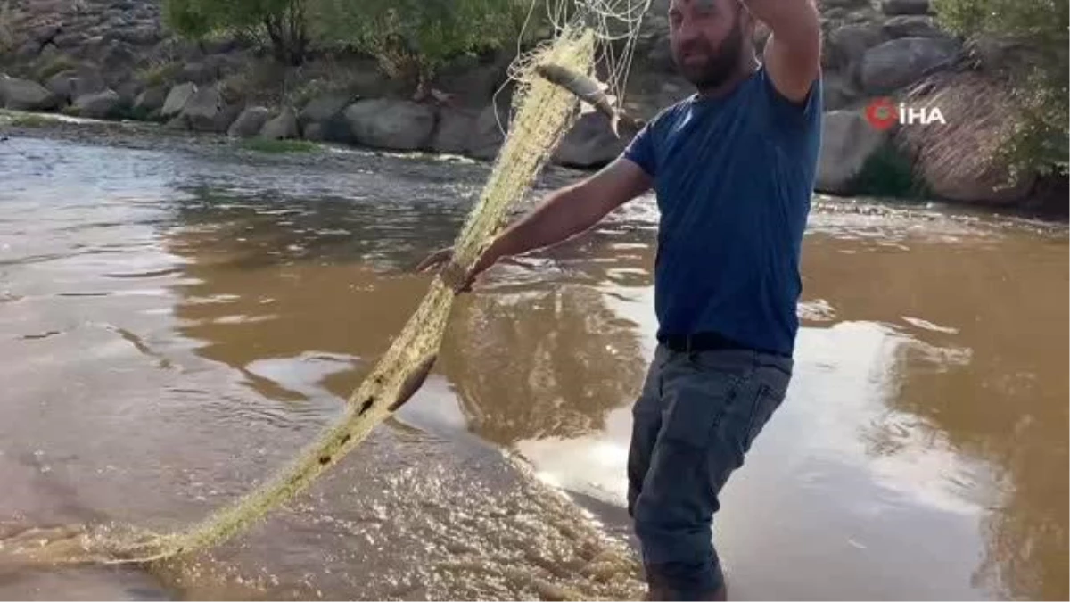 Murat Nehri\'nde gün batımında balık avı