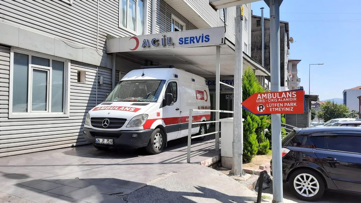 Son dakika... Plastik boruların altında kalan adam hastanelik oldu