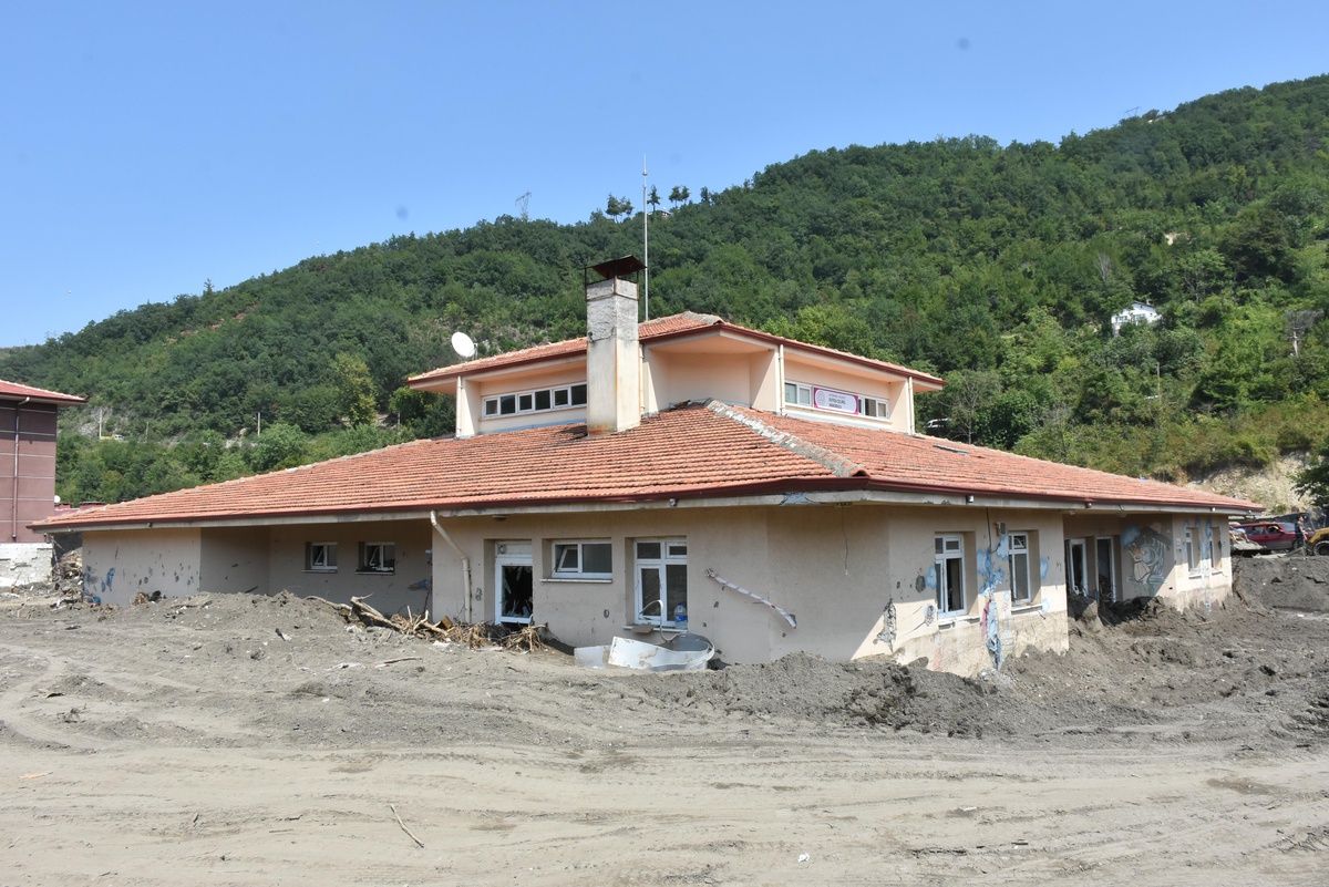 Son dakika haberi: Selde yaşamını yitiren MEB personelinin ismi çalıştığı okula verildi