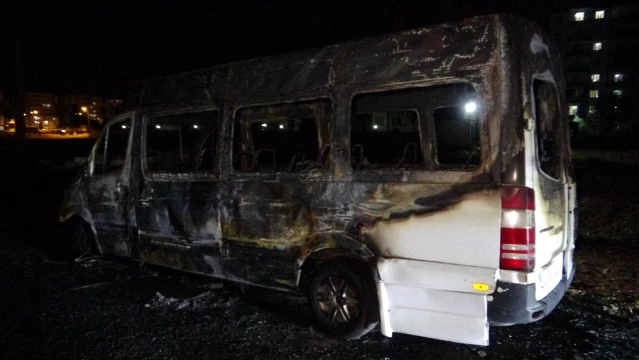 Alevler servis aracını çıra gibi yaktı! Ateşin ulaştığı klima gazı bomba gibi patladı