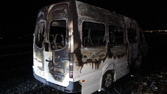 Alevler servis aracını çıra gibi yaktı! Ateşin ulaştığı klima gazı bomba gibi patladı