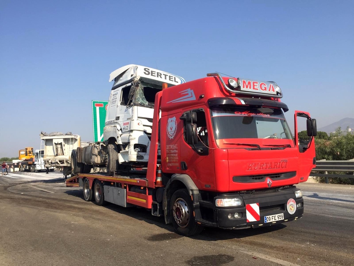 Tır yan yattı, mermer bloklar yola savrulunca otoban çıkışı trafiğe kapandı