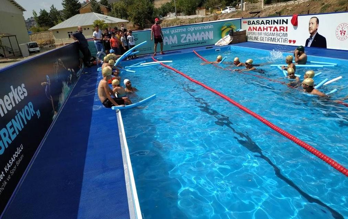 Tunceli\'de yüzme bilmeyenler için portatif yüzme havuzu oluşturuldu