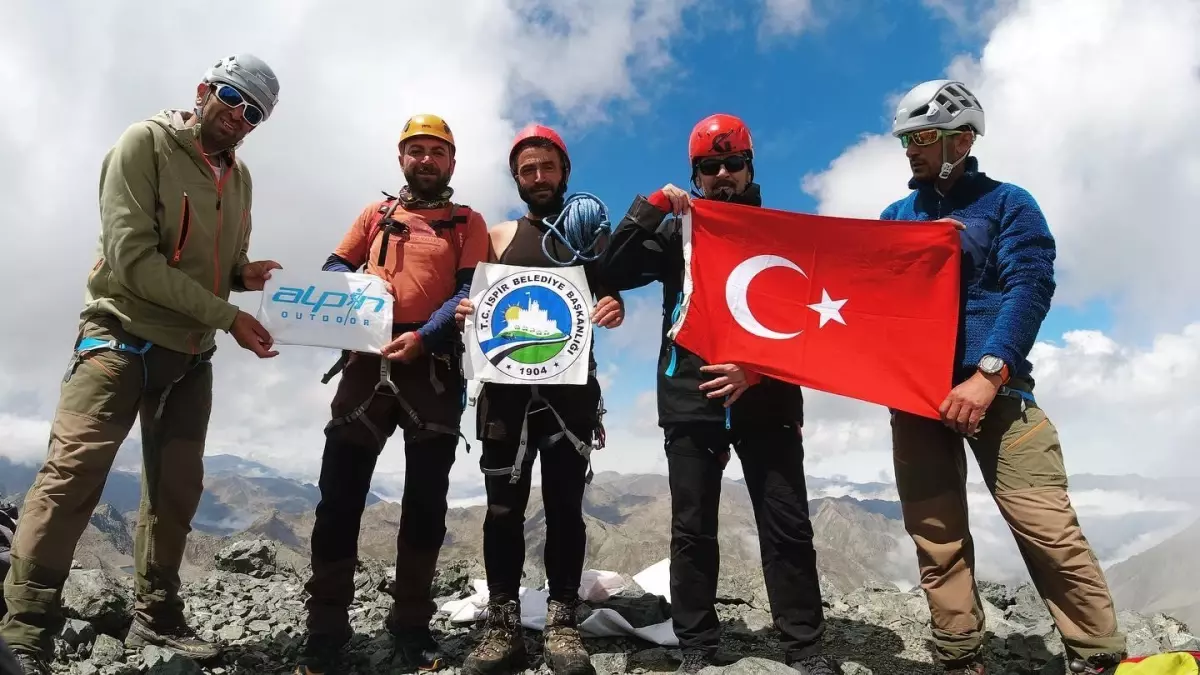 Verçenik Dağı\'na 16 saatte tırmanan Erzurumlu dağcılar zirvede Türk bayrağı açtı