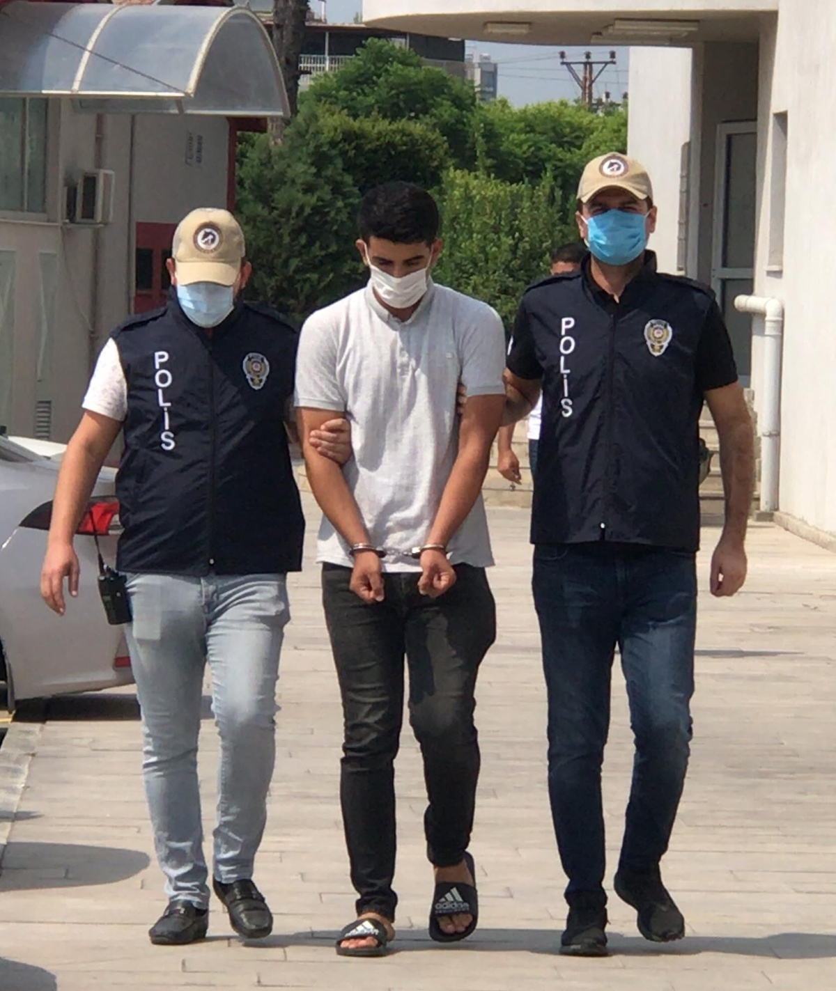 Adana\'da özel güvenlik görevlisinin sokak köpeğinin üzerine sıcak su dökmesi kamerada
