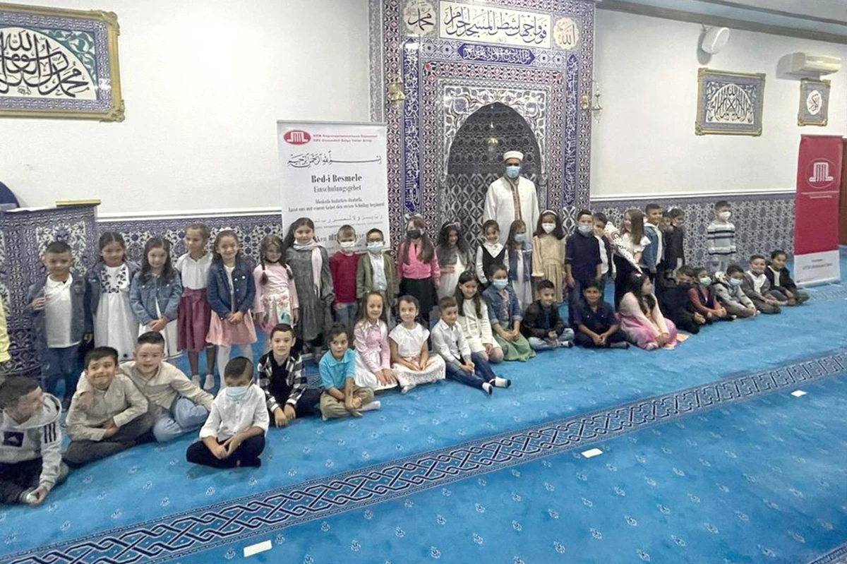 Almanya\'da Müslüman öğrenciler okullarına camilerde dua ederek başladı