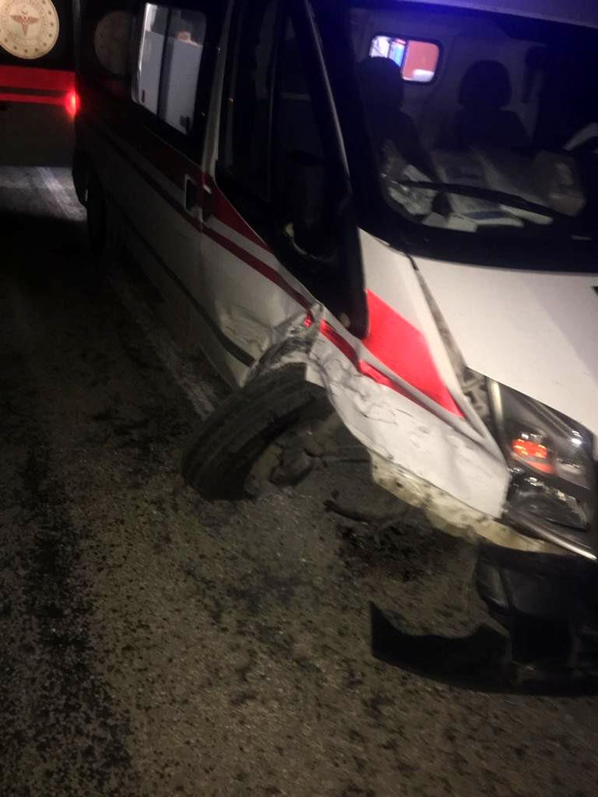 Son dakika haberi: Ambulans ile otomobil çarpıştı: 4 yaralı