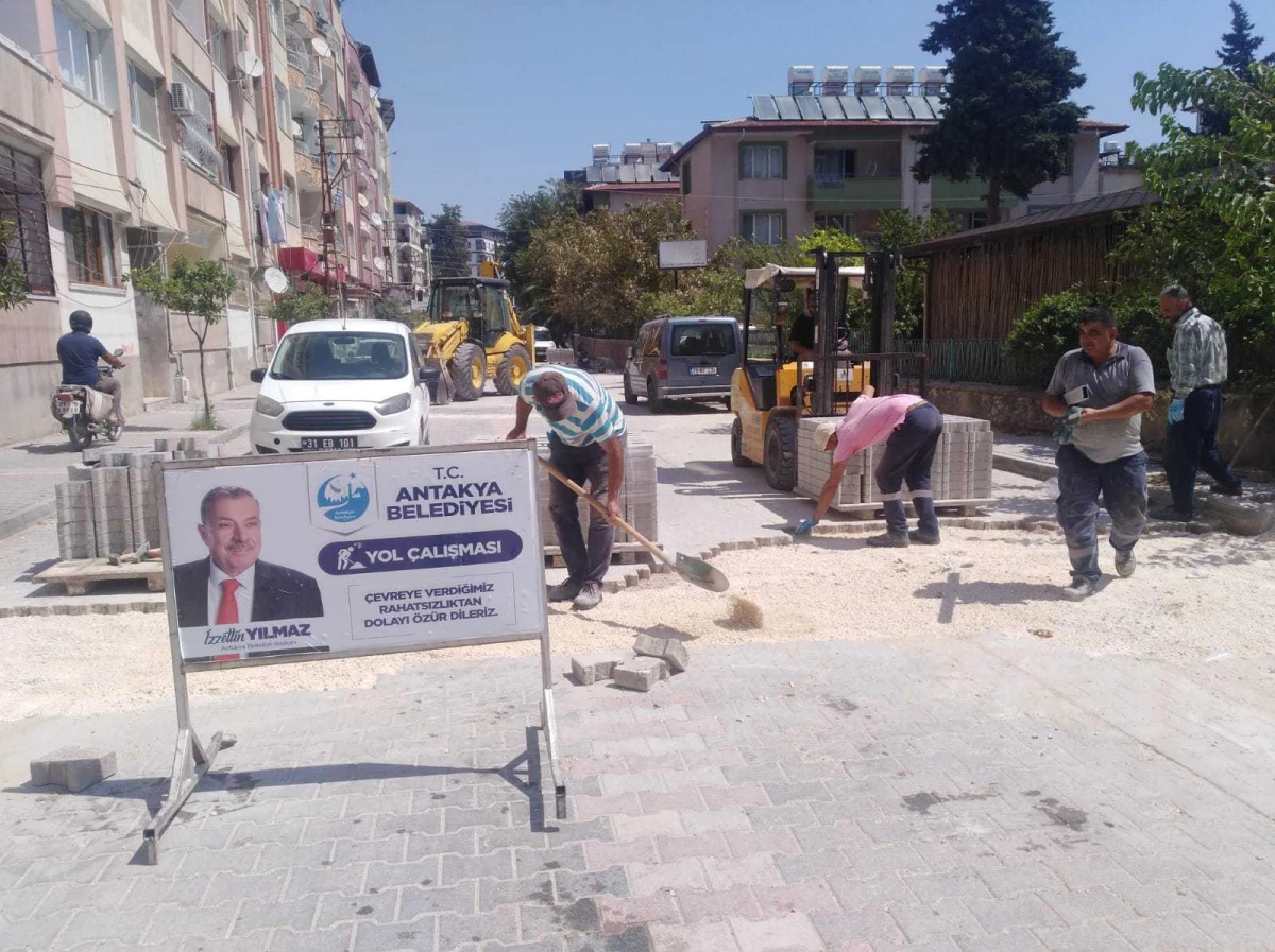 Antakya Belediyesi yol yapım çalışmalarına devam ediyor