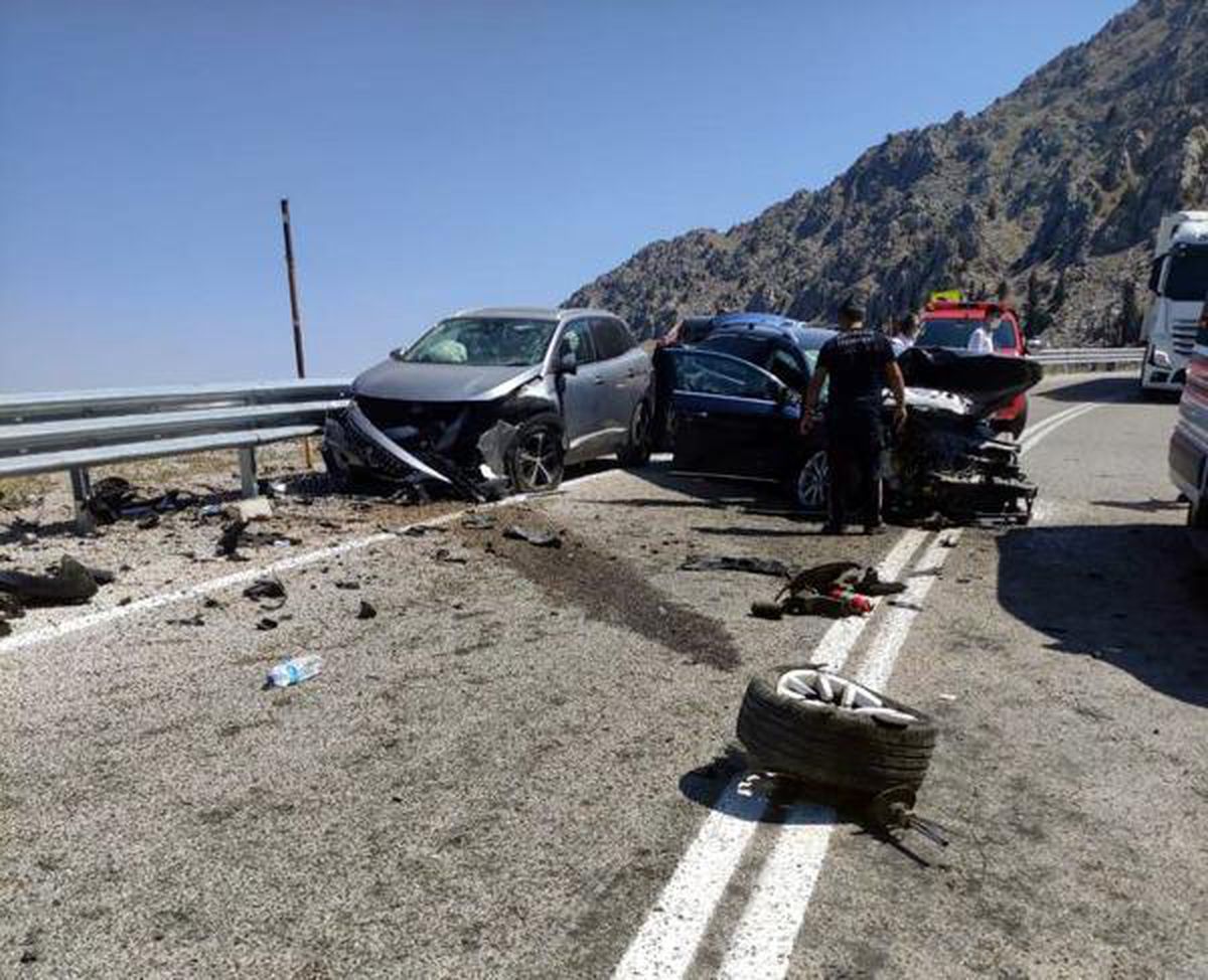 Antalya\'da üç aracın karıştığı kazada 7 kişi yaralandı