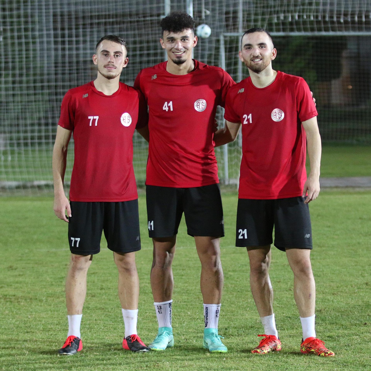 Antalyaspor, Ümit Milli Futbol Takımı\'nın aday kadrosuna çağrılan üç futbolcusunu kutladı