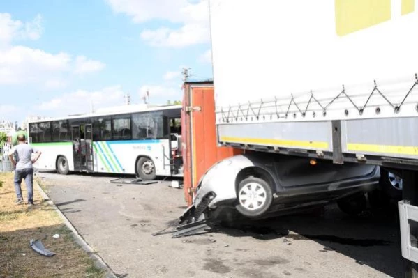 Freni boşalan otobüs 7 araca çarparak durabildi