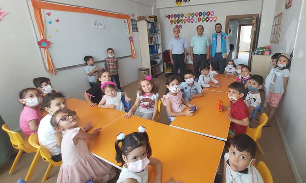 Beypazarı\'nda Kur\'an kursu öğrencileri, kumbaralarını afetzedeler için açtı