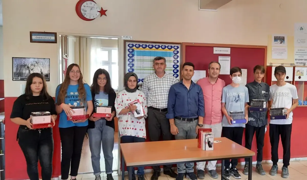 Son dakika... Beyşehir\'de mahalle muhtarı maaşıyla fen lisesini kazanan öğrencileri ödüllendirdi