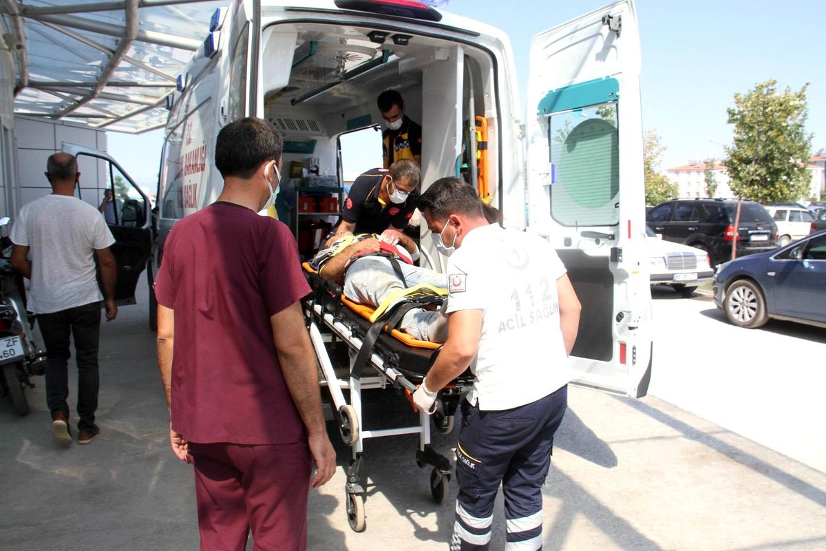 Beyşehir\'de boya yaparken pencereden düşen kişi yaralandı