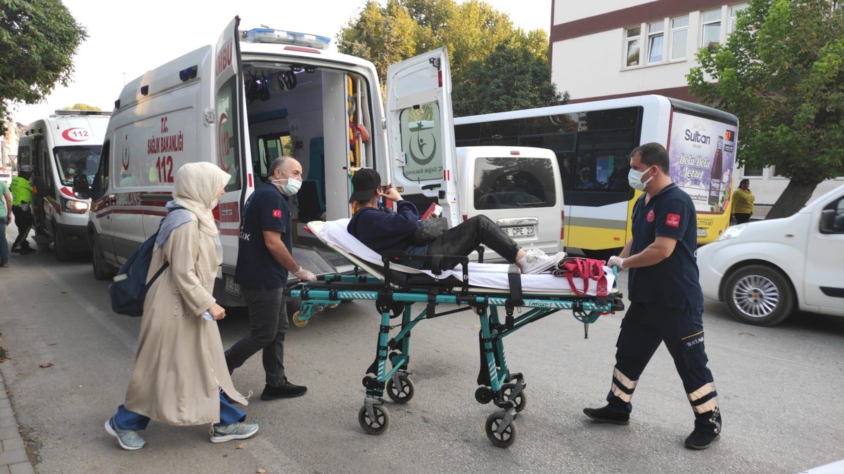 Bursa\'da motosiklet yayaya çarptı: 2 yaralı