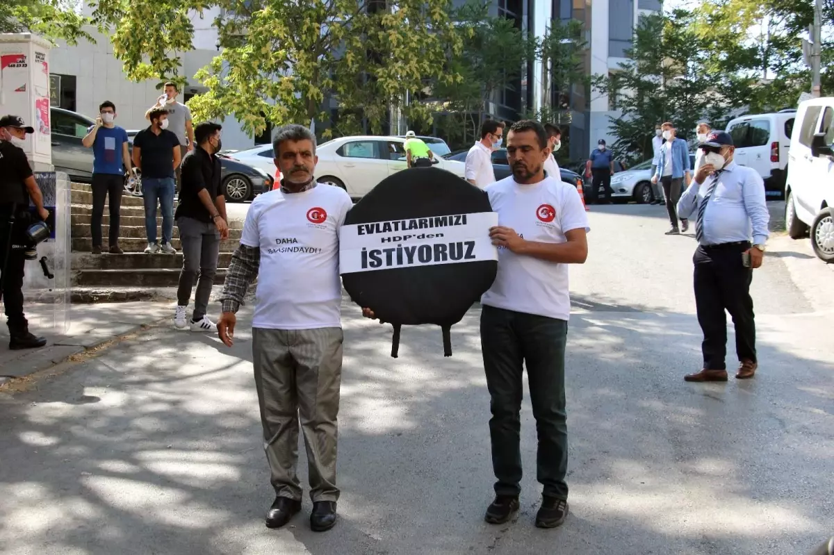 Diyarbakır ailelerinden HDP\'ye siyah çelenkli protesto: "Bizim evladımızı HDP götürdü"