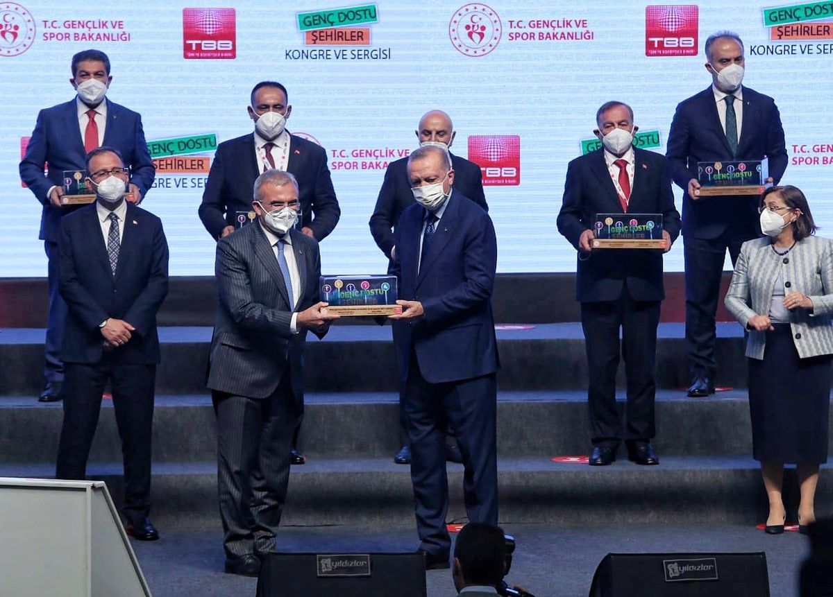 Son dakika... Diyarbakır Valisi Karaloğlu, "Genç Start-Up Diyarbakır" projesi ödülünü Cumhurbaşkanı Erdoğan\'ın elinden aldı