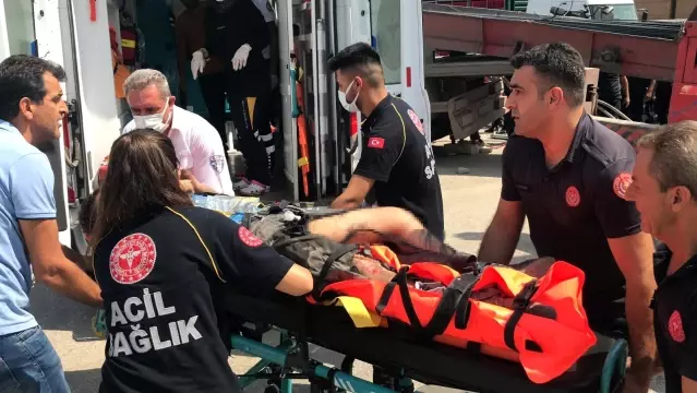Sokağı dönmek isterken kamyonun altında kaldı! Feci kazada motosikletteki bir kişi yaşamını yitirdi Sokağı dönmek isterken kamyonun altında kaldı! Feci kazada motosikletteki bir kişi yaşamını yitirdi