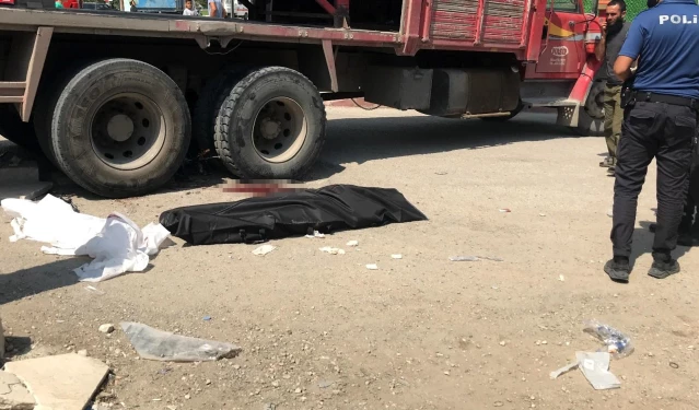 Sokağı dönmek isterken kamyonun altında kaldı! Feci kazada motosikletteki bir kişi yaşamını yitirdi