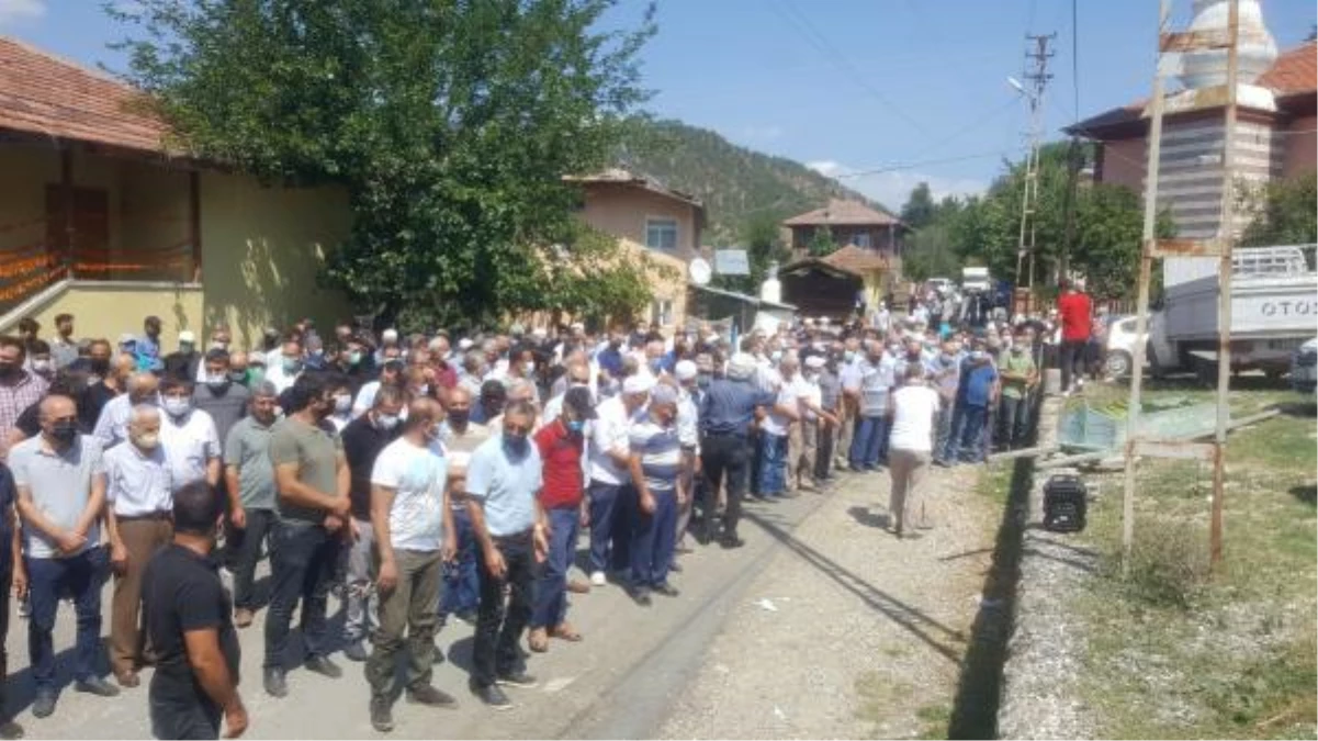 Evindeki tadilat sırasında çatının çökmesi sonucu ölen okul müdürü toprağa verildi