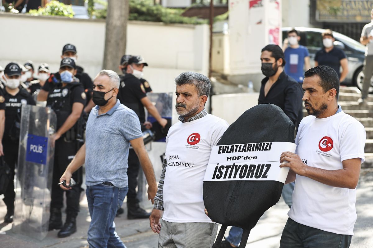 Evlat nöbeti tutan babalar, HDP Genel Merkezi\'ne siyah çelenk bıraktı