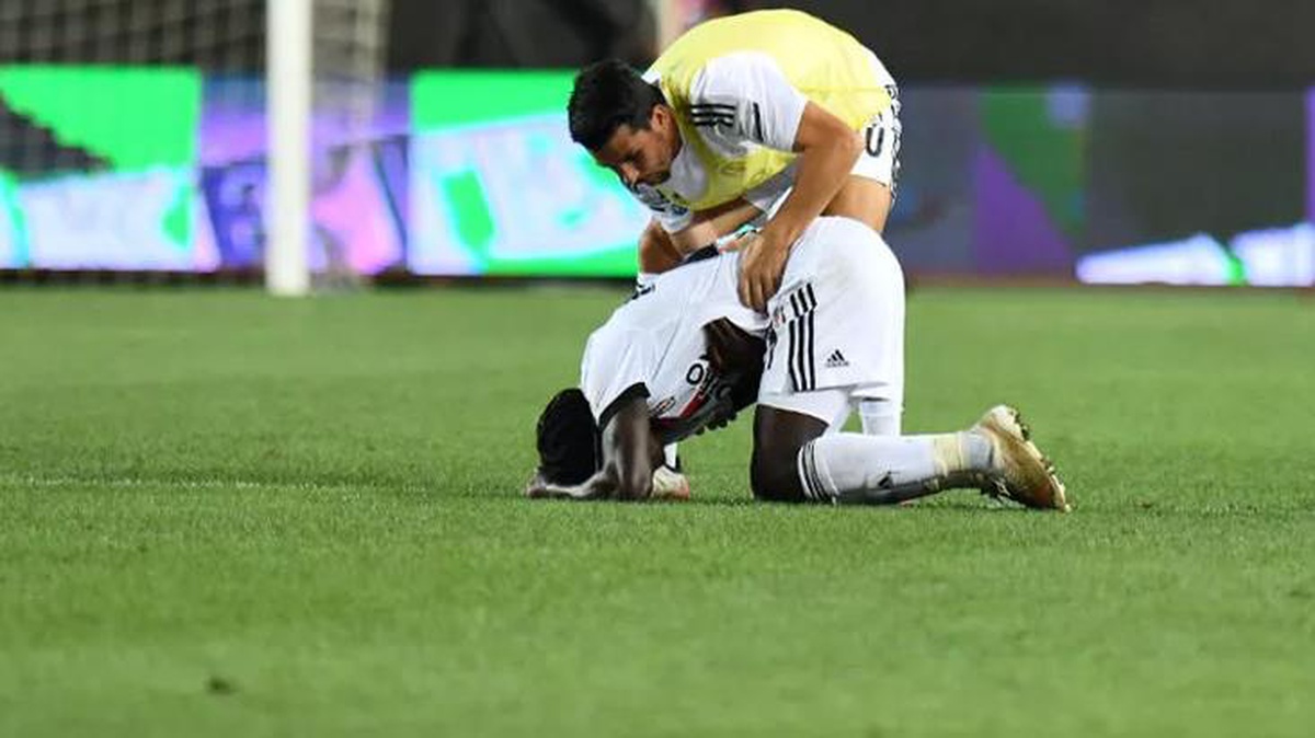 Beşiktaş ve Gaziantep FK arasında geçen karşılaşması sırasında yere yığılan N\'Sakala, futbol oynamaya devam edebilecek