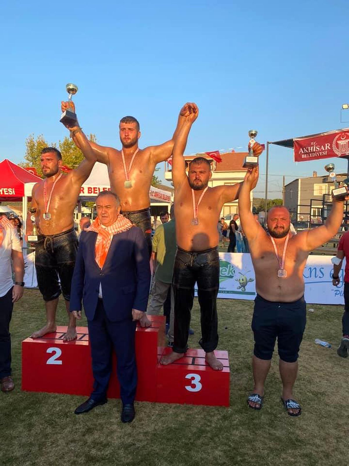 Genç güreşçi Temel madalya ile döndü