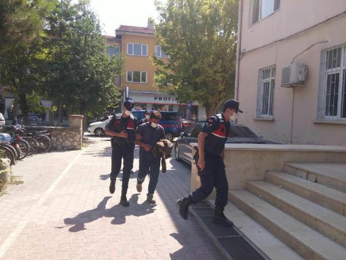 İş makinesiyle kaçak kazı yapan 3 şüpheliye suçüstü