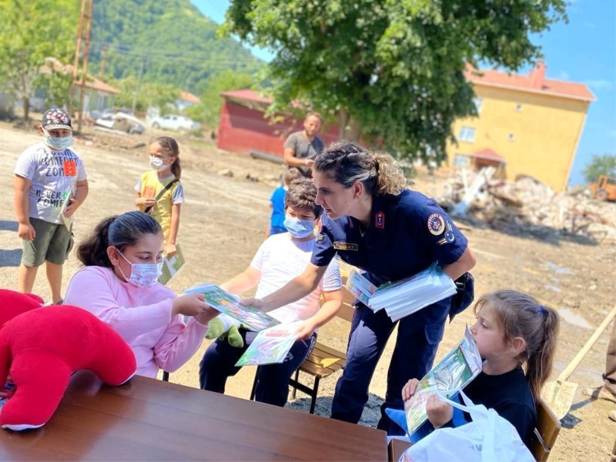 Jandarma personeli, selzede çocukların yüzünü güldürdü