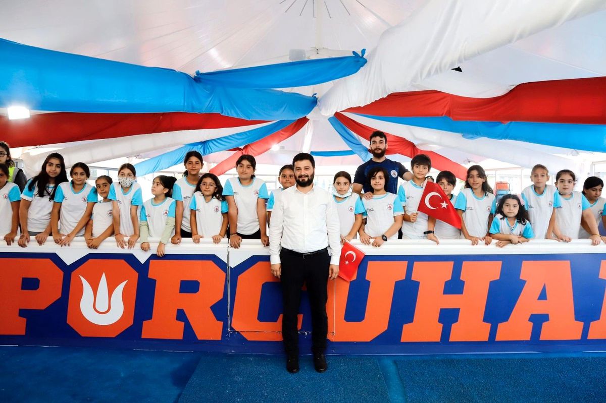 Kağıthane\'de öğrenciler için ücretsiz buz pateni dersi