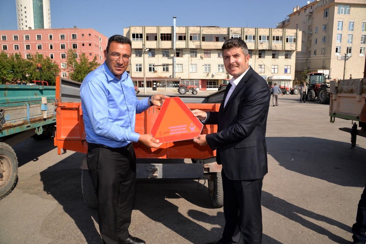 Son dakika haberi | Kahramankazan\'da traktör sahiplerine reflektör dağıtıldı