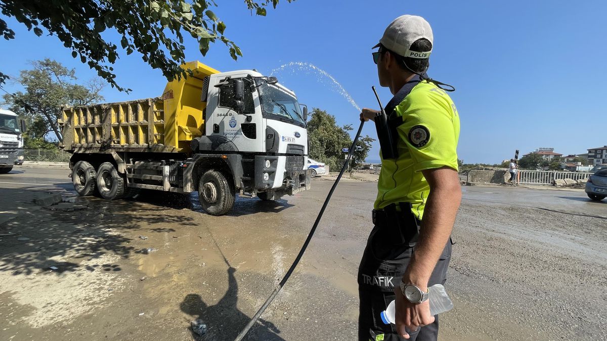Kastamonu\'da sel bölgesinde kullanılan hafriyat araçlarının kirlenen camları polis yardımıyla temizleniyor