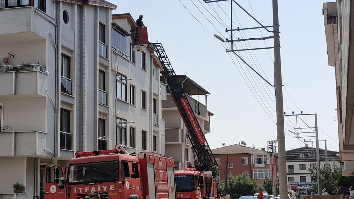 Kocaeli\'de tadilat yapılan binanın çatısında çıkan yangın söndürüldü