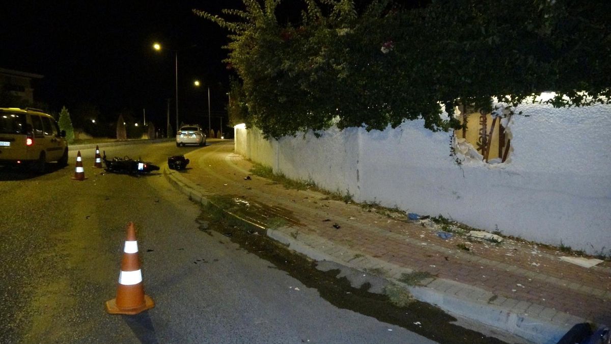 Kontrolden çıkan motosiklet duvarı deldi: 2 yaralı
