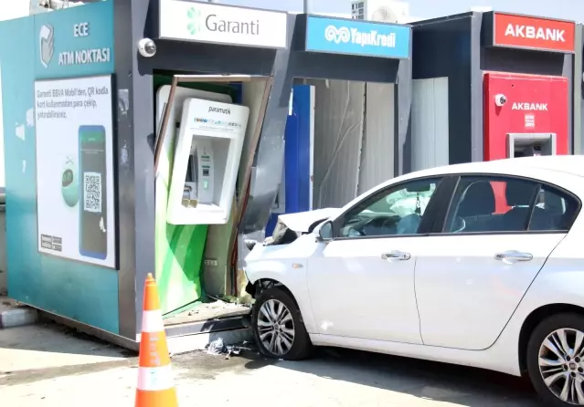 Kontrolden çıkan otomobil, ATM'ye ok gibi saplandı