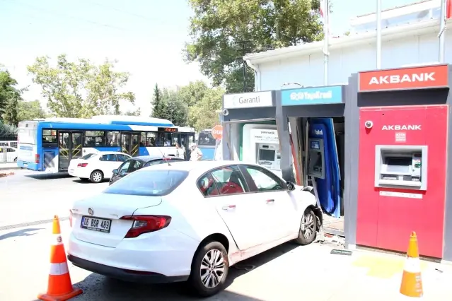 Kontrolden çıkan otomobil, ATM'ye ok gibi saplandı