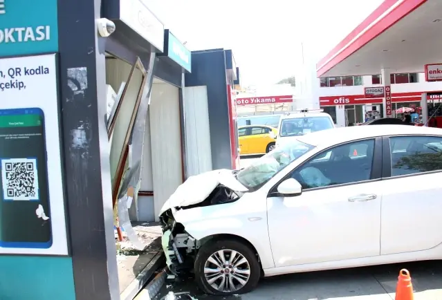 Kontrolden çıkan otomobil, ATM'ye ok gibi saplandı