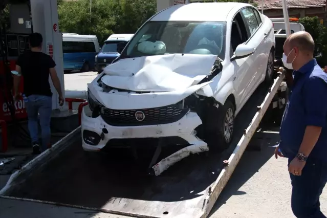 Kontrolden çıkan otomobil, ATM'ye ok gibi saplandı